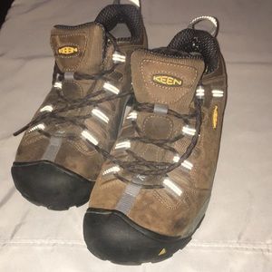 Keen Hiking Shoes Men’s size 9EE. ASTM F2413-11